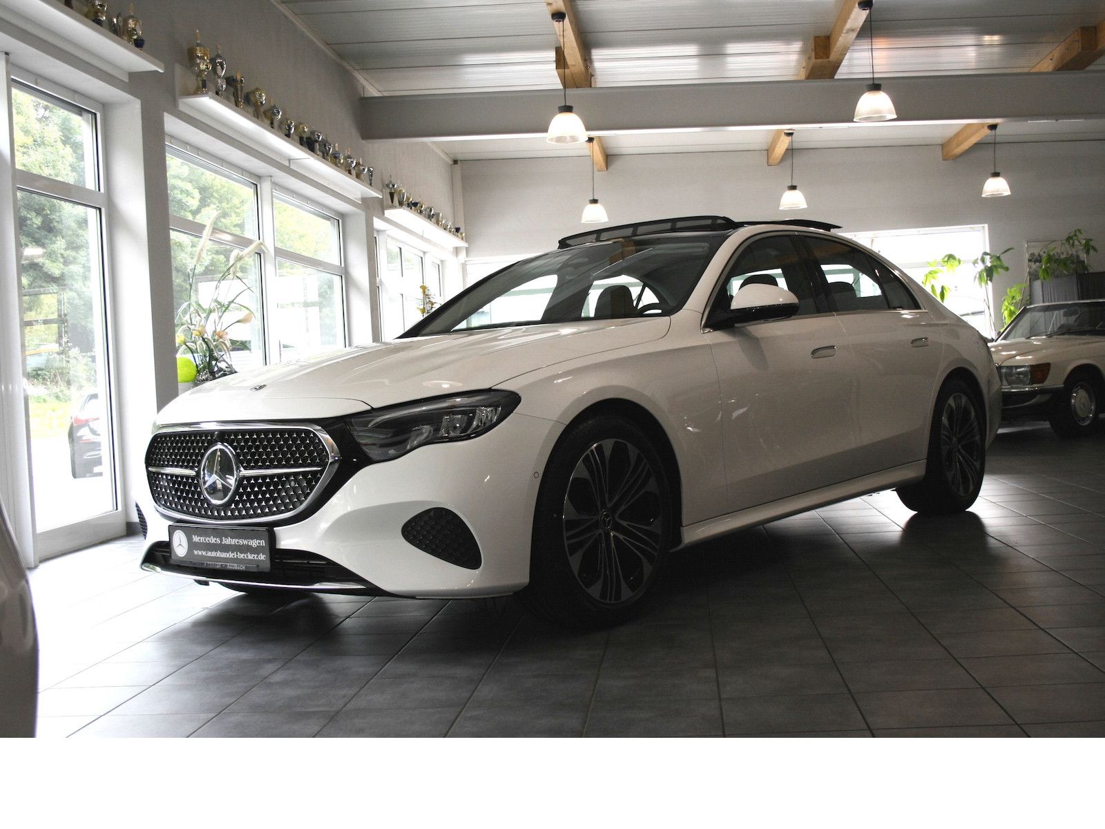 Fahrzeugabbildung Mercedes-Benz E 220 d Avantgarde *Pano-Dach*19 Zoll*Distronic