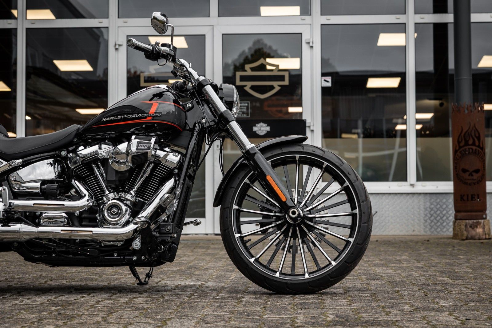 Fahrzeugabbildung Harley-Davidson FXBR Breakout 117 cui MY24 - JEKILL & HYDE