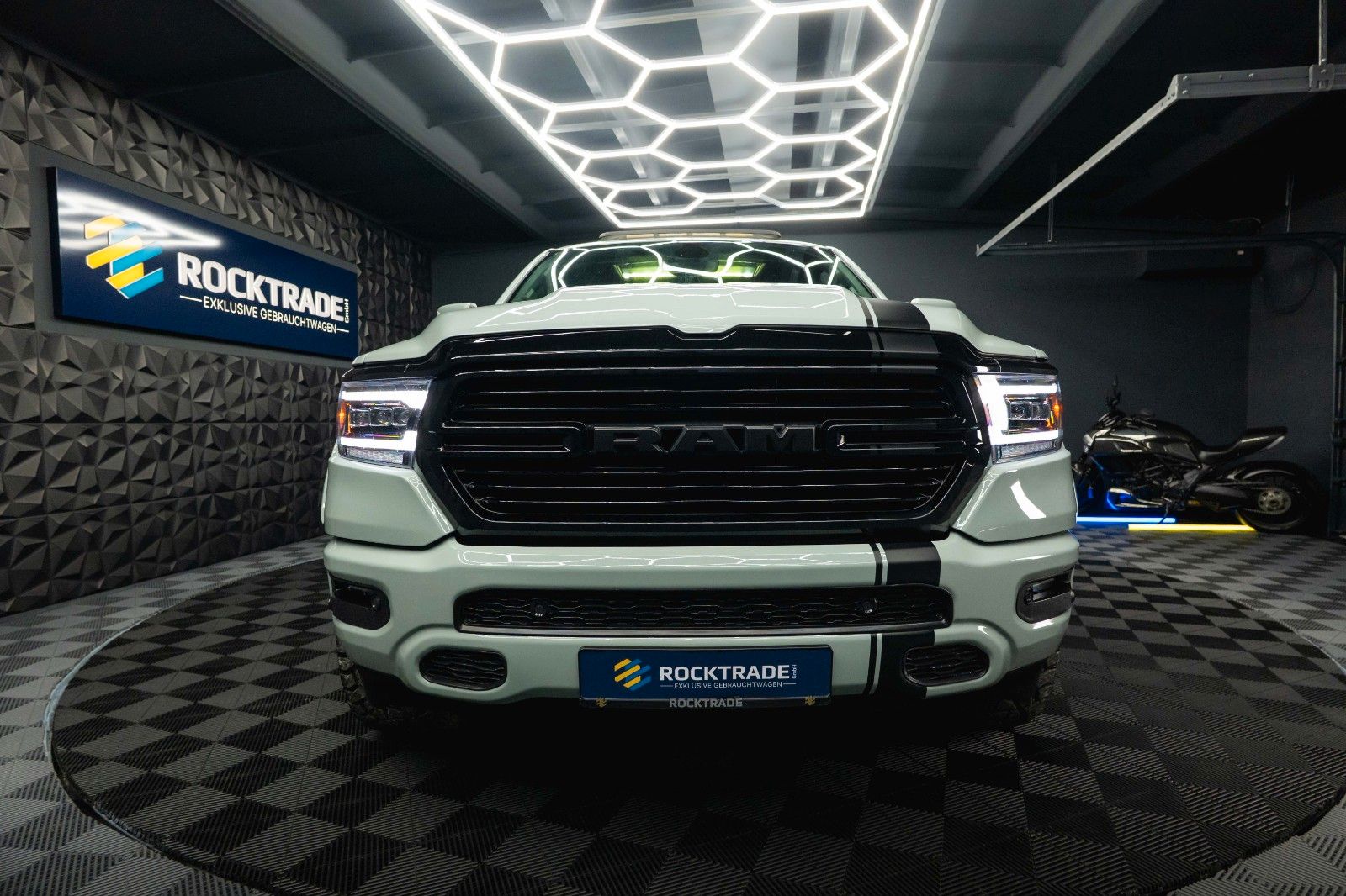 Fahrzeugabbildung Dodge RAM 5.7 V8 HEMI 4x4 OFFROAD Night-Edition *Pano*
