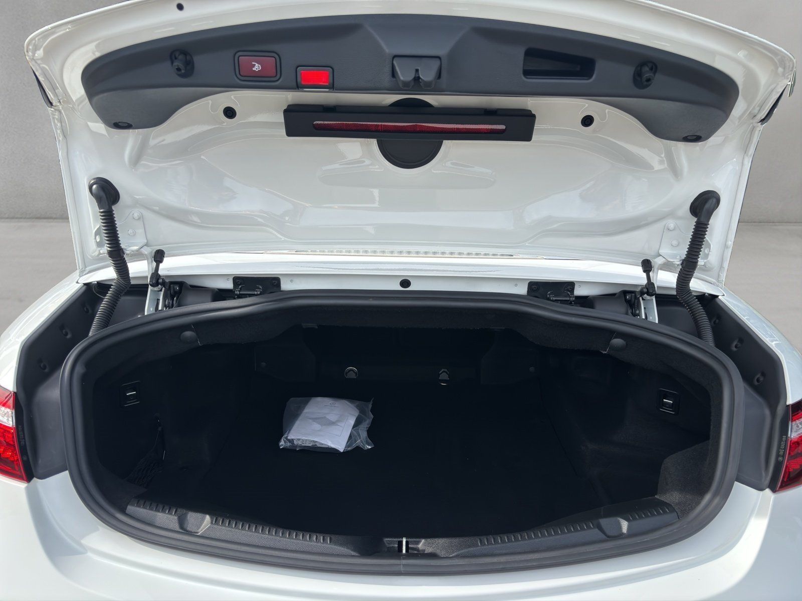 Fahrzeugabbildung Mercedes-Benz E200 Cab AMG HughEndMBUX Business AIRSCARF Totwi