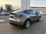 Tesla Model Y Long Range AWD - QuickSilver - AHK - silberne Tesla Model Y