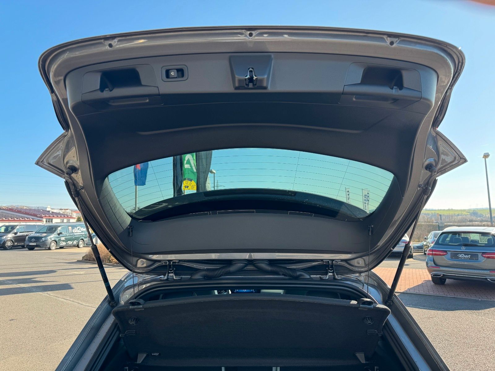 Fahrzeugabbildung Mercedes-Benz A 250 4Matic+AMG+AHK+Ambiente+RKF+Leder