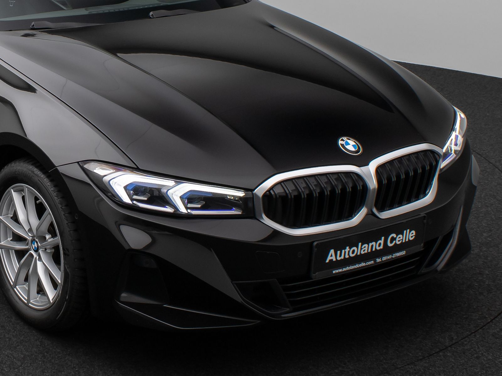 Fahrzeugabbildung BMW 318d Kamera DAB HiFi HUD Leder Komfort Sport LED