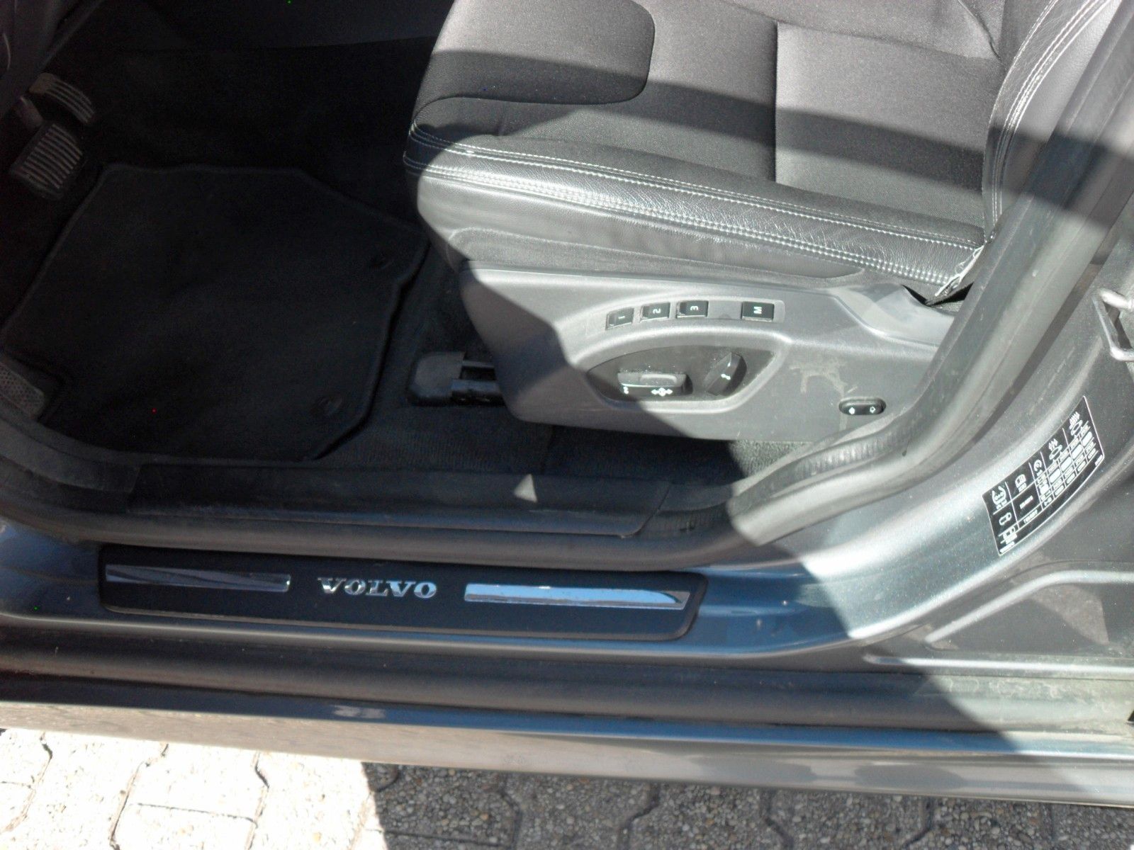 Fahrzeugabbildung Volvo XC 60 2.0 Automatik - Momentum 2WD
