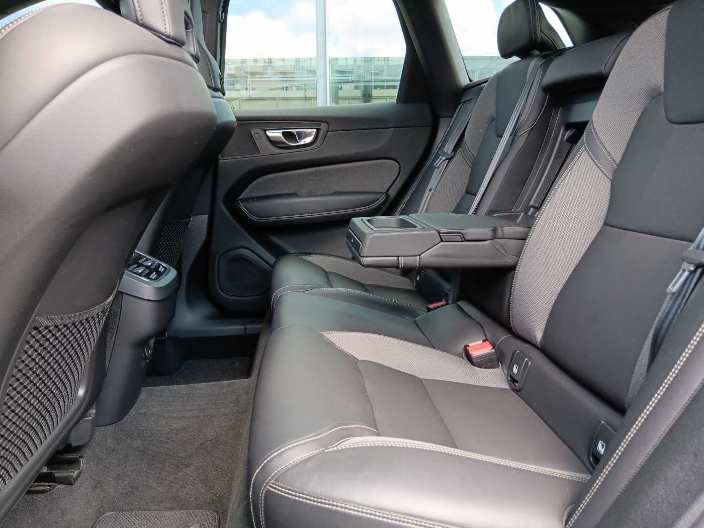 Fahrzeugabbildung Volvo XC60 B4 D 2WD R-Design 'AHK, ACC'