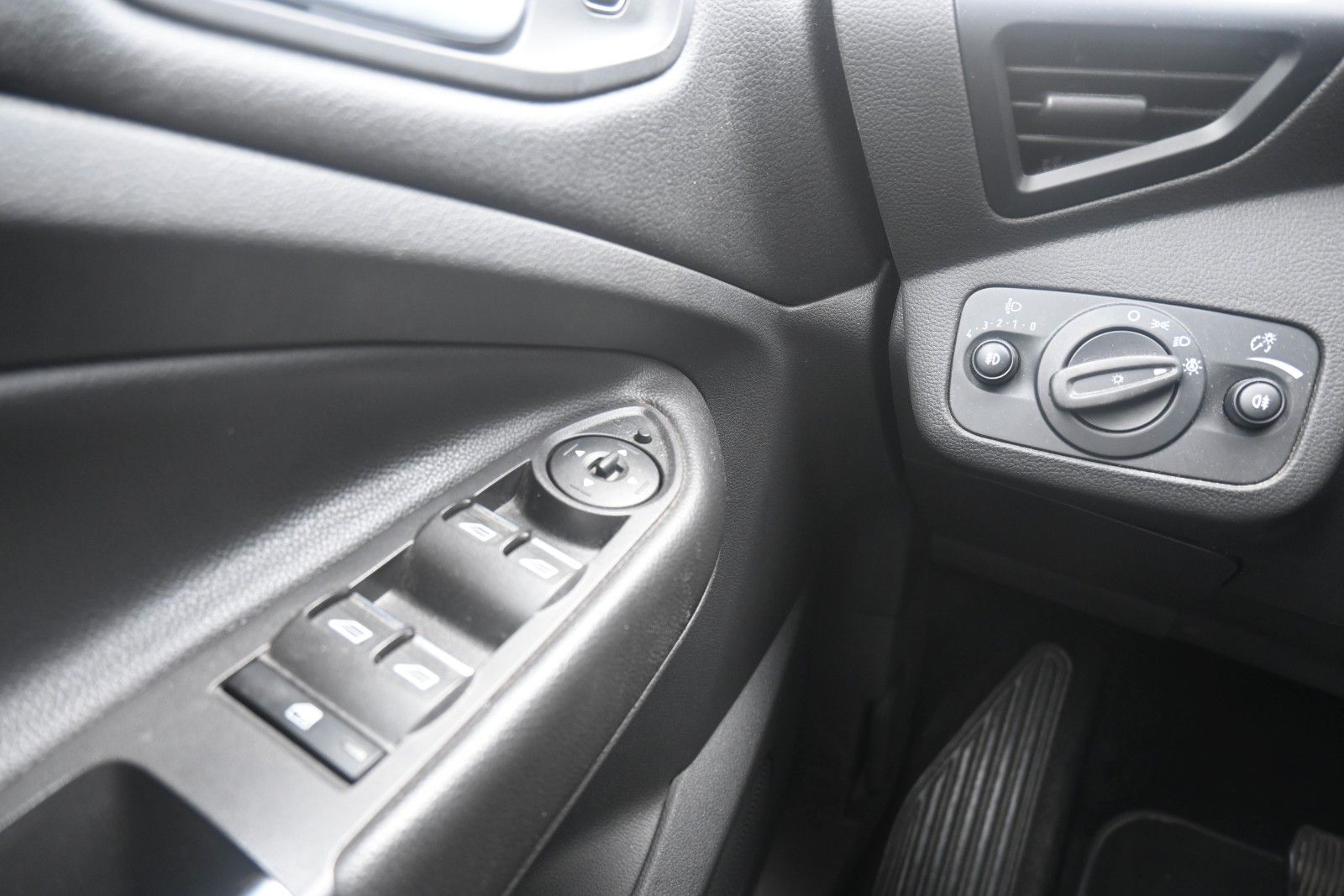 Fahrzeugabbildung Ford Kuga  2.0 TDCi Autom. 4x4 Titanium*FSHZG*RFK*AHK