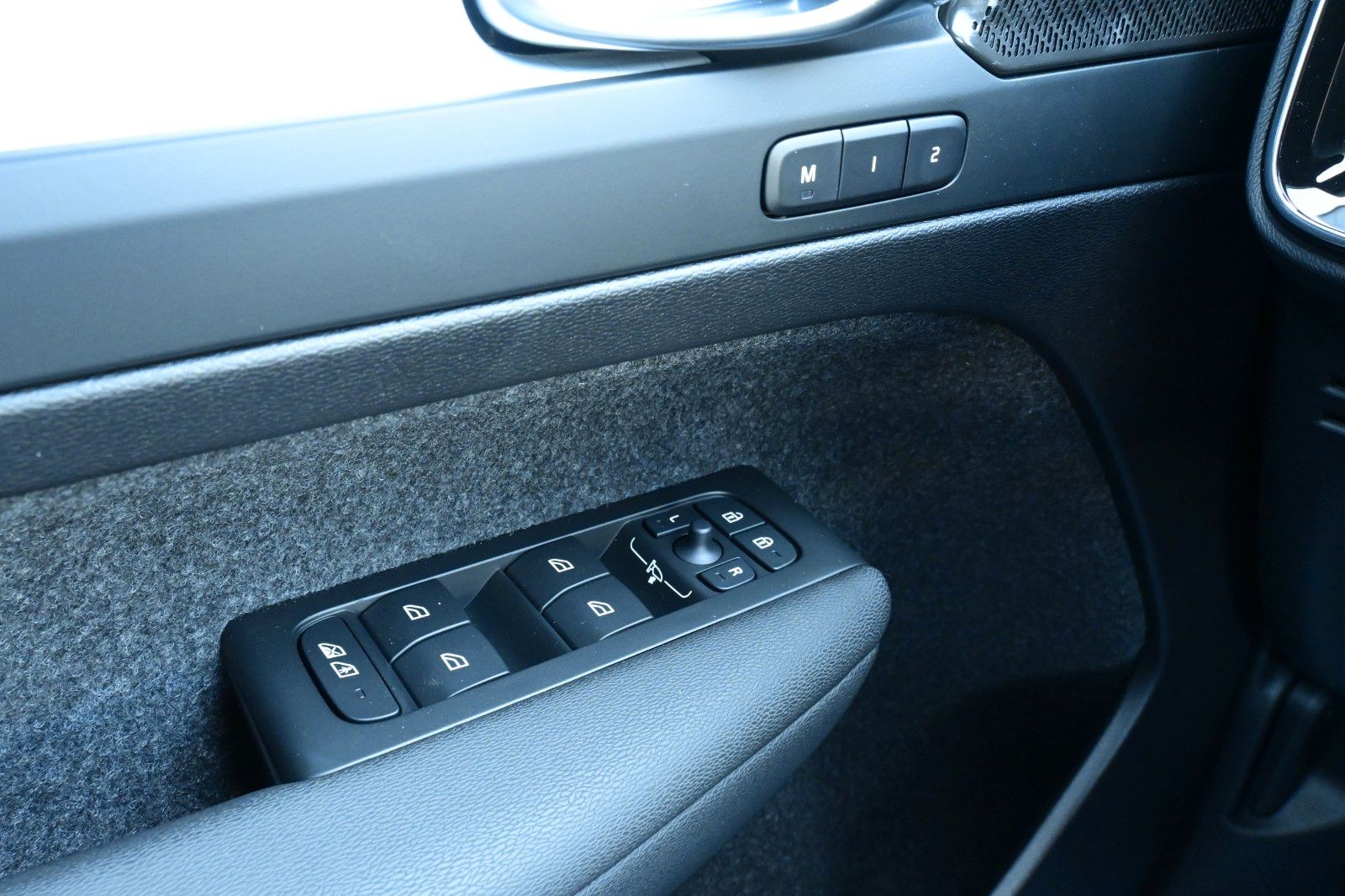 Fahrzeugabbildung Volvo XC40 B3 DKG Plus Black Edition*FSHZG*360*ACC*AHK