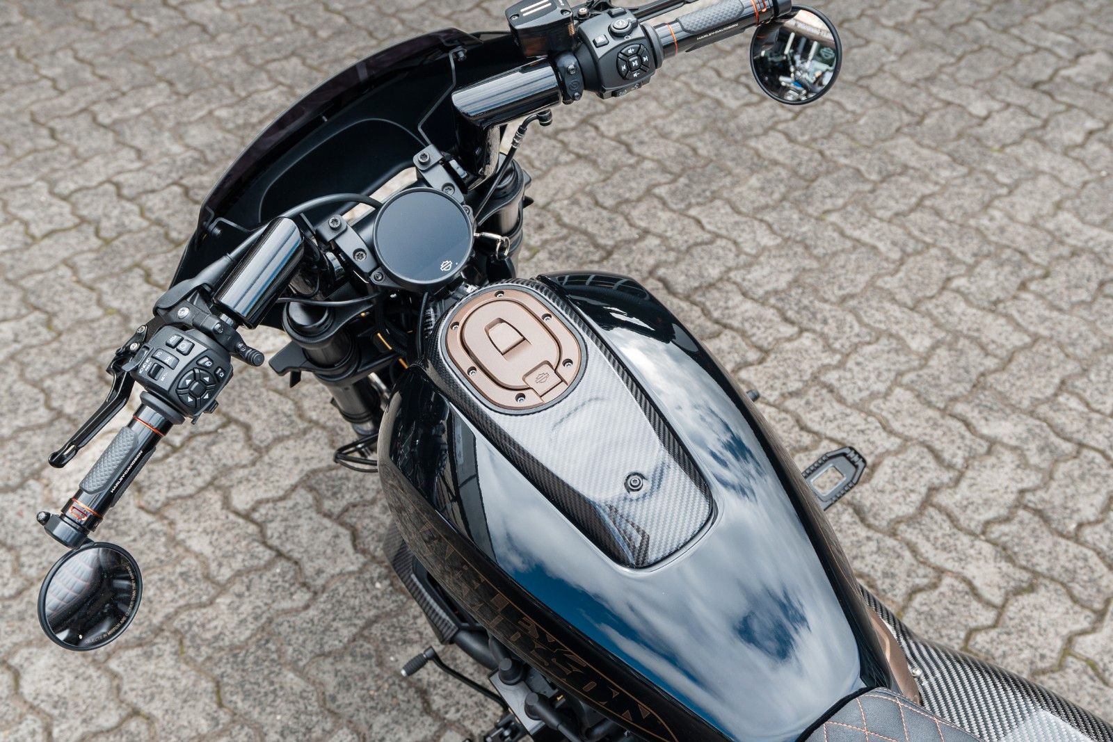 Fahrzeugabbildung Harley-Davidson Sportster S RH1250S - Jekill & Hyde 240er Umbau