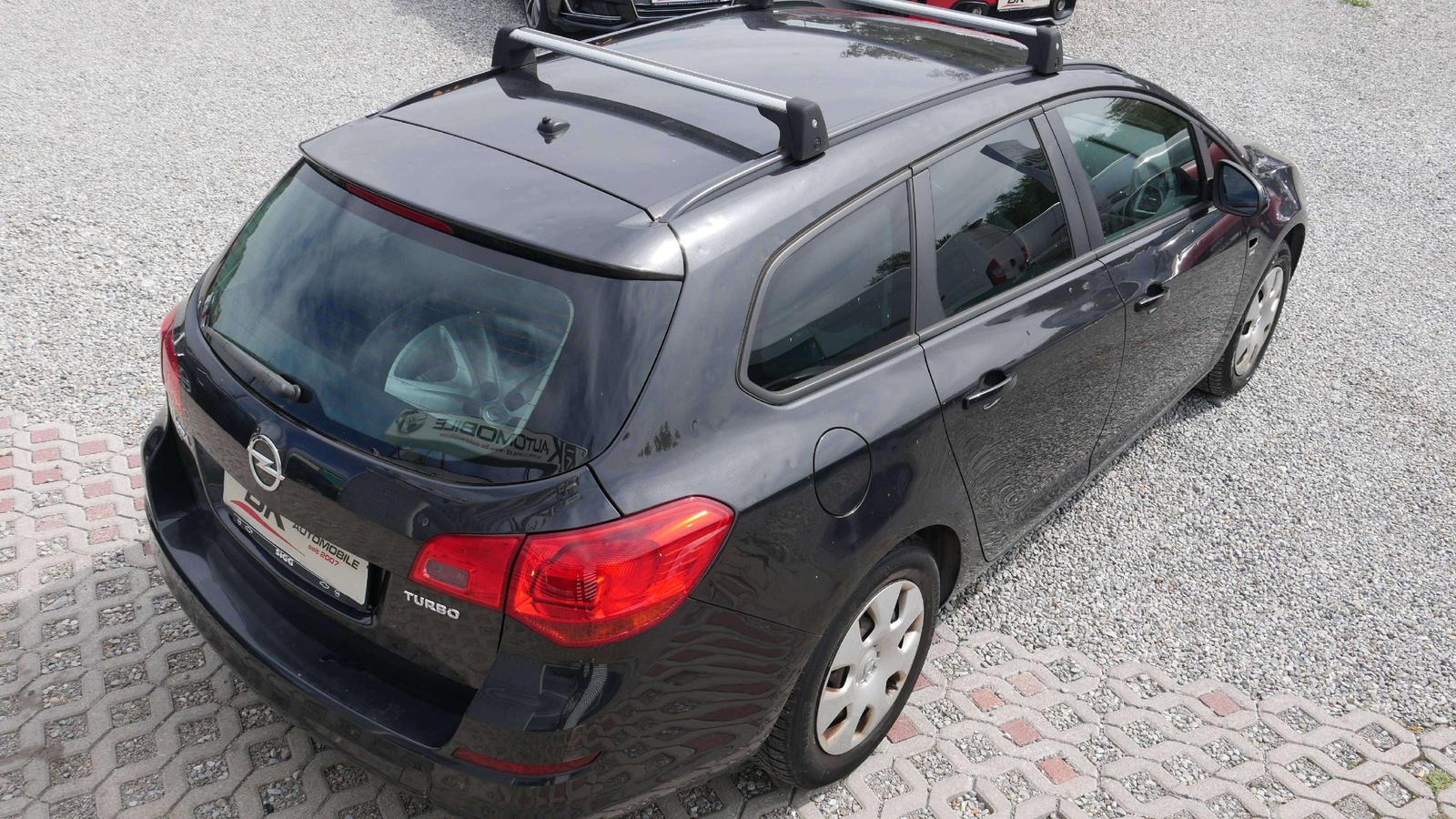 Opel Astra 2011 — interior