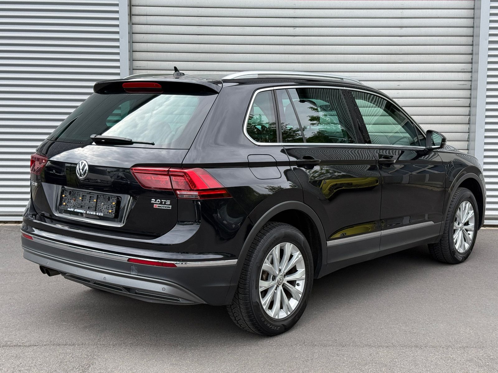 Fahrzeugabbildung Volkswagen Tiguan Highline 4Motion ACC AHK Nav SHZ Pano LED