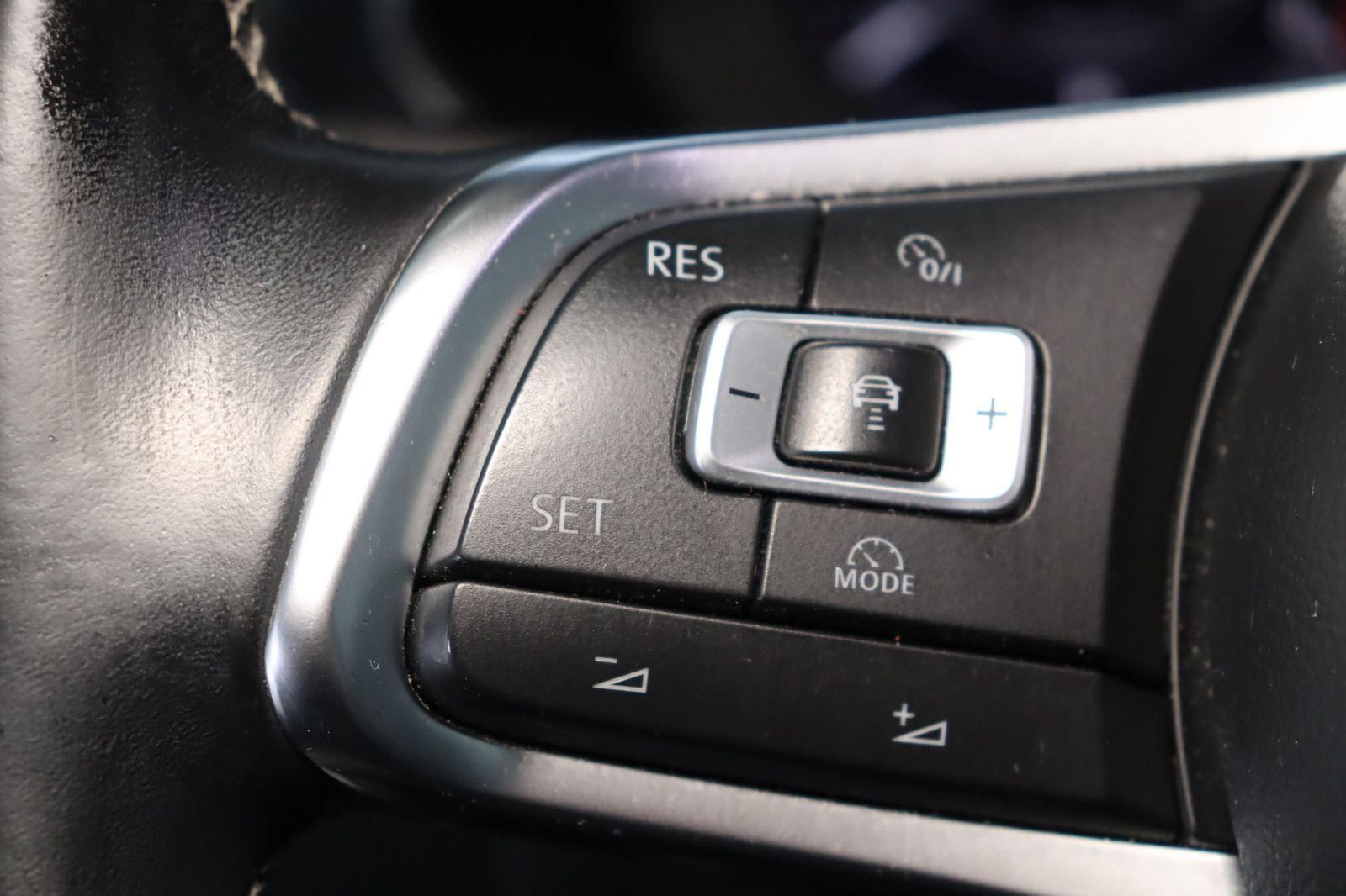 Fahrzeugabbildung Volkswagen Tiguan 2.0 TSI 4 Motion R-line Highline * Pano *
