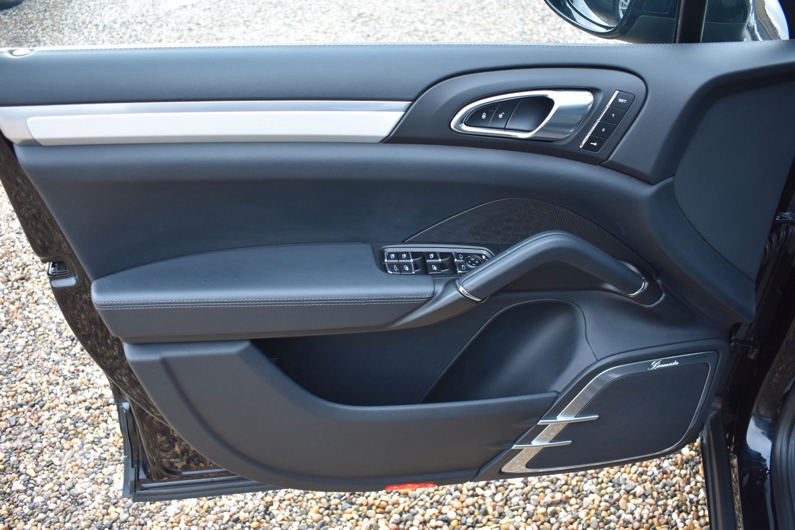 Fahrzeugabbildung Porsche Cayenne Turbo Panorama AHK Sport Chrono Keramik