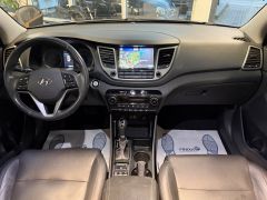 HYUNDAI Tucson 2.0 4WD PANO NAVI CAM LEDER AHK 2.HAND
