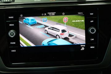 Volkswagen Touran 2.0 DSG R-Line 7-Sitze AHK Kamera
