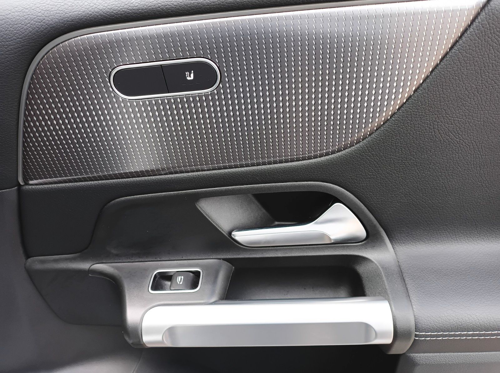 Fahrzeugabbildung Mercedes-Benz GLB 200+DISTRONICPLUS+PANO+AHK+SH+NIGHTPAKET++++