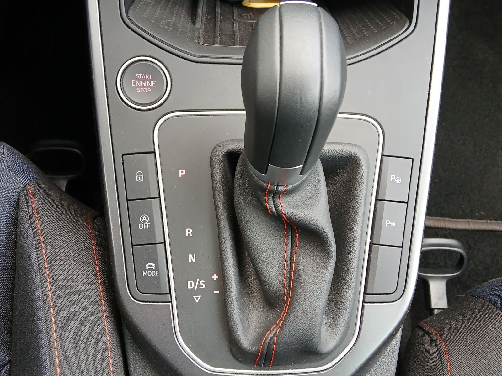 Fahrzeugabbildung SEAT Arona TSI FR Black Edition DSG LED Navi AID ACC