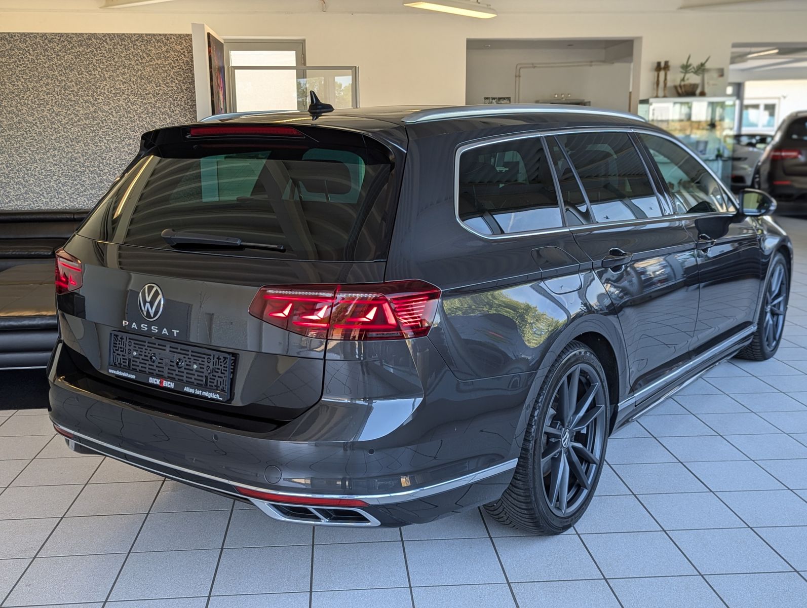 Fahrzeugabbildung Volkswagen Passat 2.0 TSI R-Line Elegan HUD Matrix Pano 19"