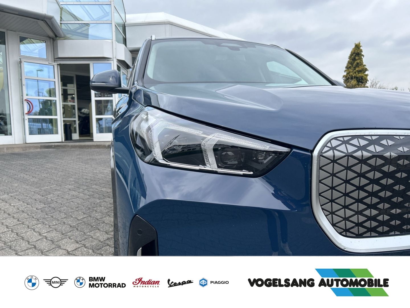 Fahrzeugabbildung BMW iX1 xDrive 30e xLine Park-Assistent HUD AD AHK-k