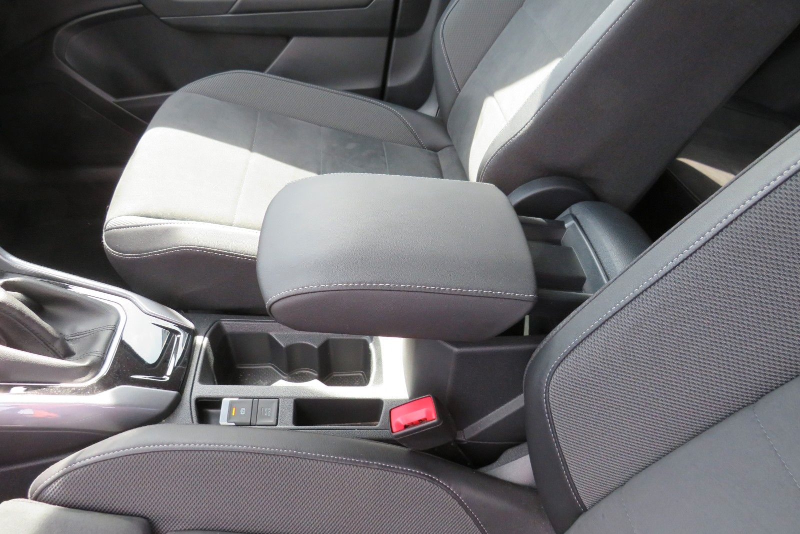 Fahrzeugabbildung Volkswagen T-Roc Style ACC APP MASSAGE SITZH. 17`KAMERA 1.H