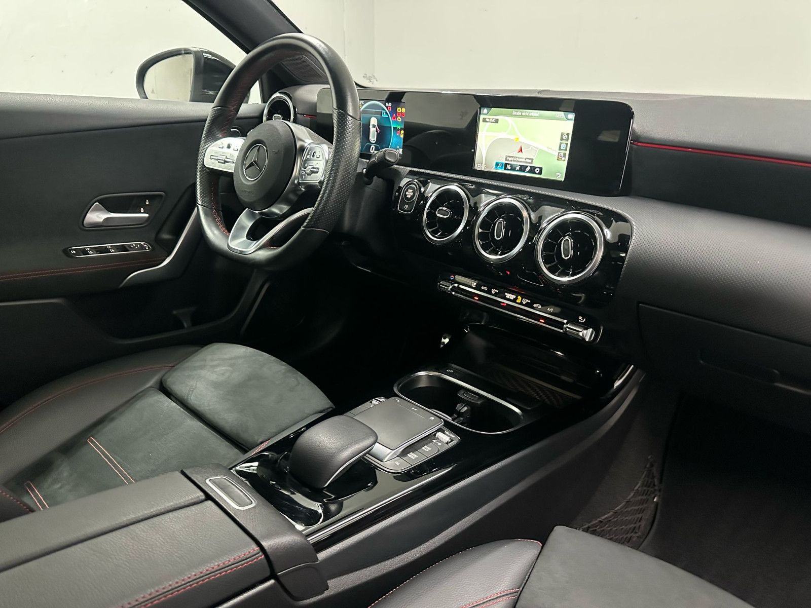Fahrzeugabbildung Mercedes-Benz A 250 4MATIC AMG*KAMERA*PANO*SPUR*SH*TEMPO*19"