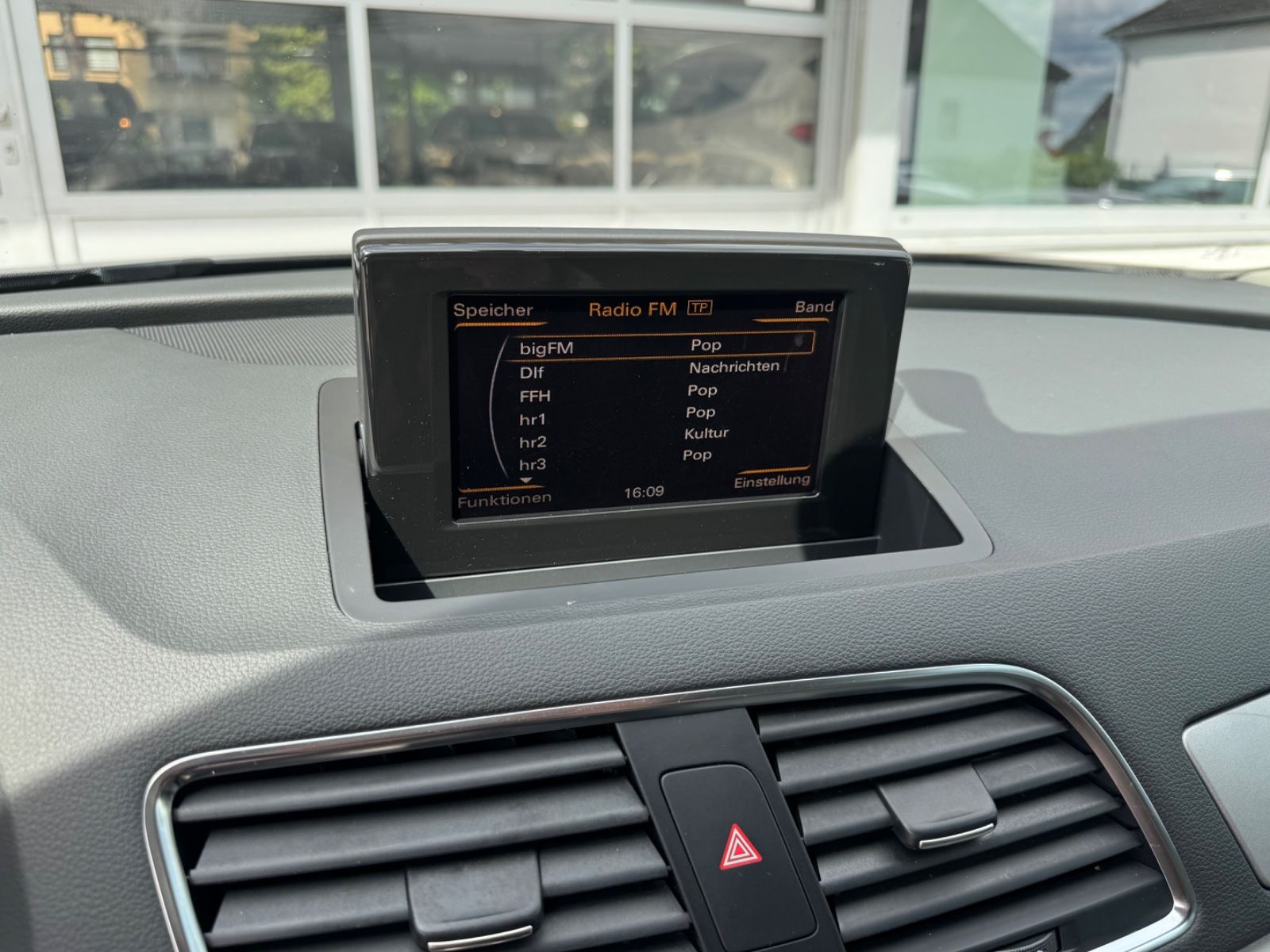 Fahrzeugabbildung Audi Q3 2.0 TDI quattro S-Tronic/SHZ/ALU/TÜV-NEU/
