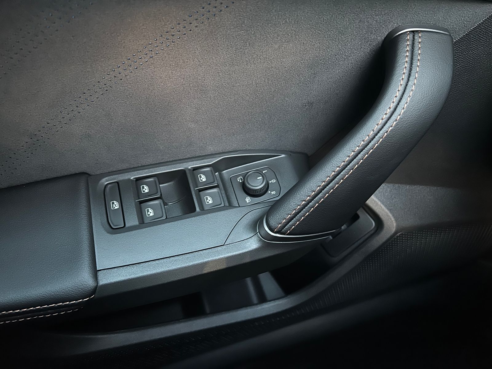 Fahrzeugabbildung CUPRA Leon Sportstourer VZ 2.0 TSI DSG 4Drive *AHK, LE