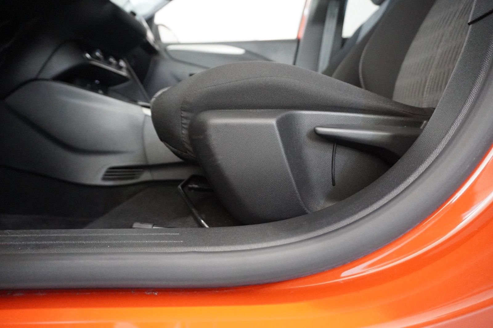 Fahrzeugabbildung Opel Corsa-e F EDITION 7KW NAVI/VIRT/DAB/TEMP/WÄRMEP