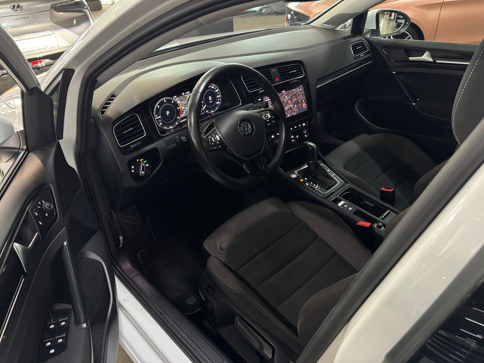 Fahrzeugabbildung Volkswagen Golf VARIANT 2.0 TDI DSG R-LINE SPORTPAKET VOLL
