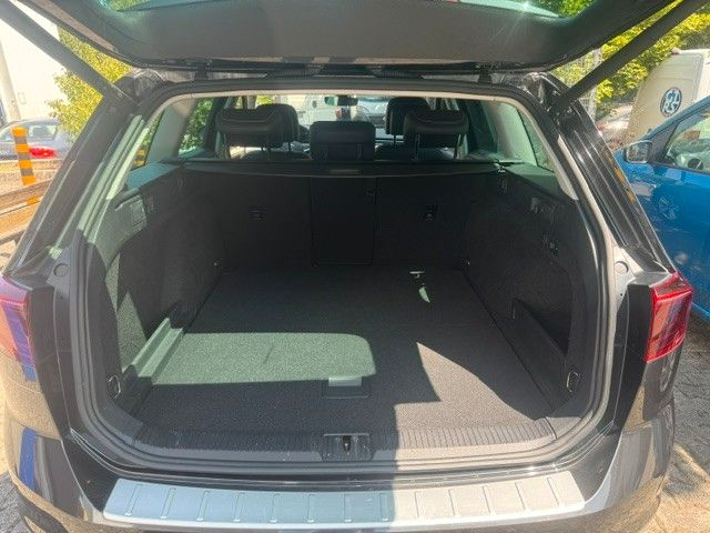 Fahrzeugabbildung Volkswagen Passat Variant Elegance LED AHK LEDER