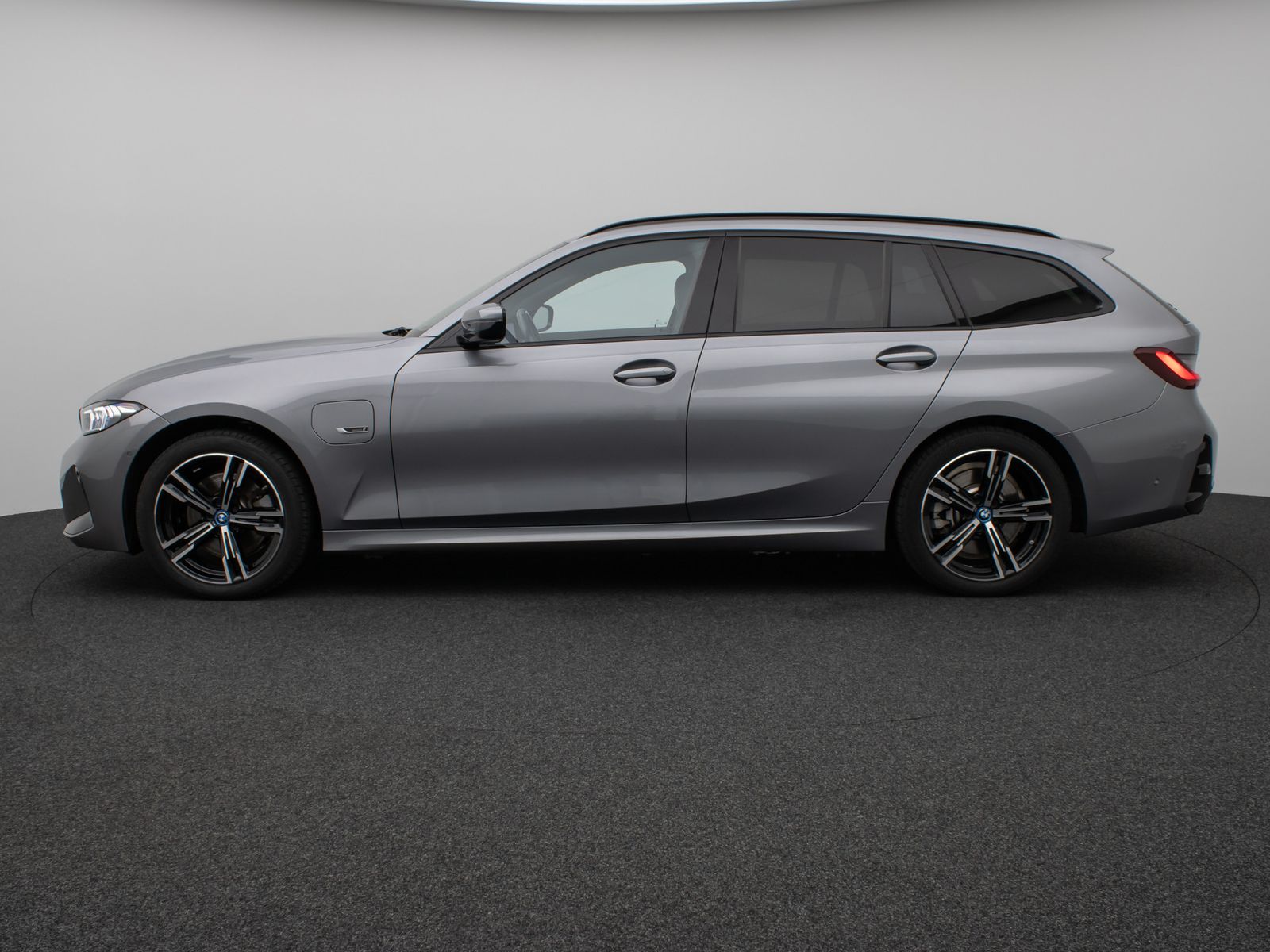 Fahrzeugabbildung BMW 330e M Sport Panorama Kamera HUD DAB HiFi AHK