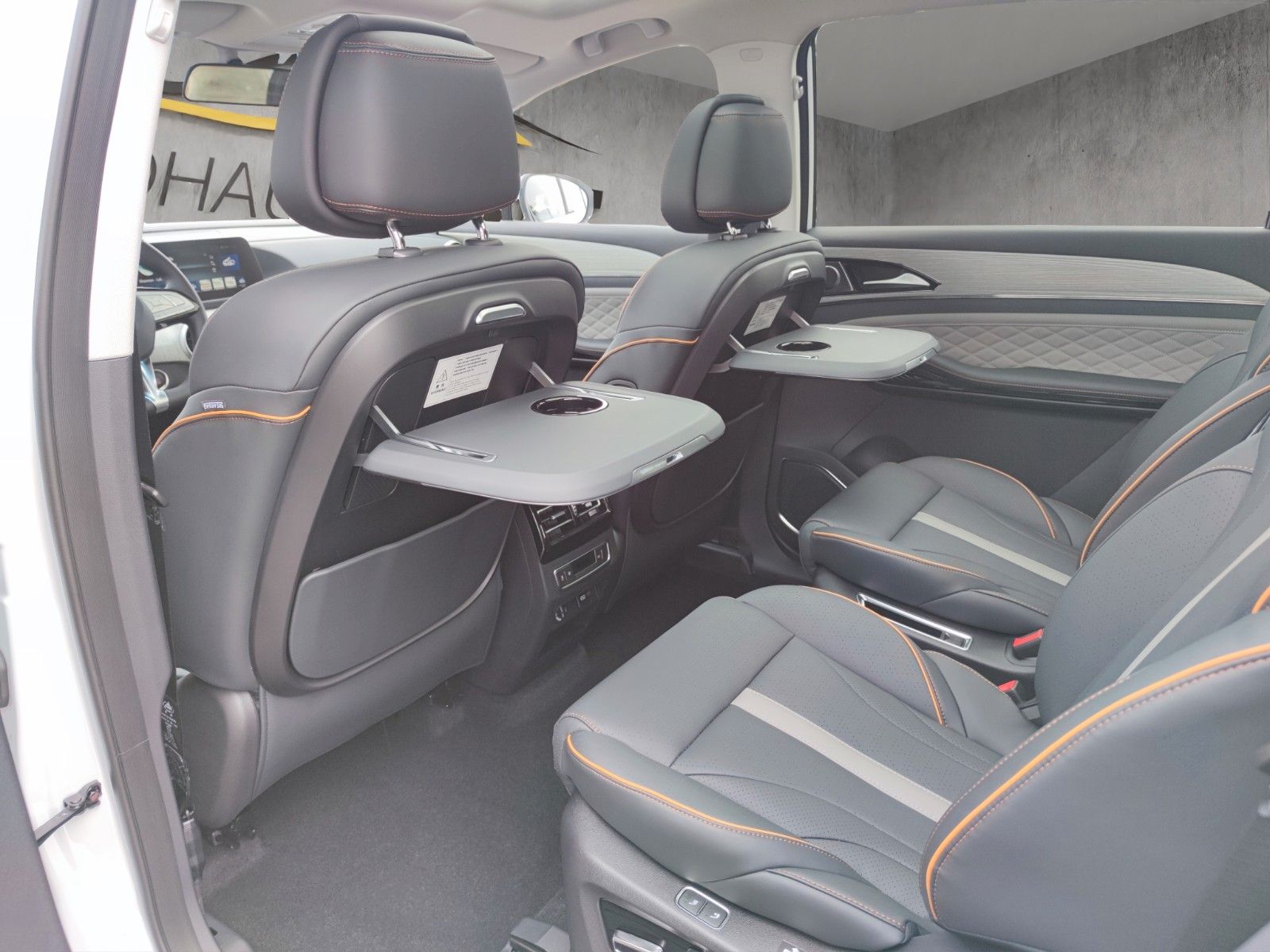 Fahrzeugabbildung DFSK Forthing 4-U Tour DAB + dt. Bedienung