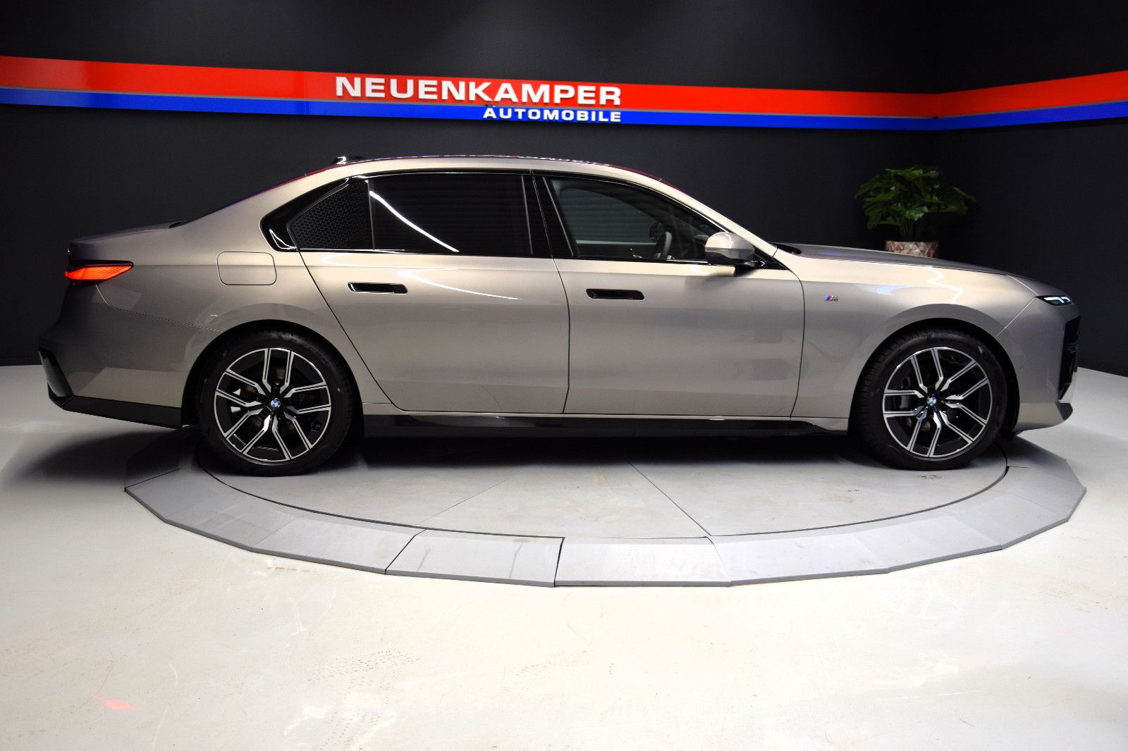 Fahrzeugabbildung BMW 740d xDrive M Sport Sky-Lounge AHK Standheizung