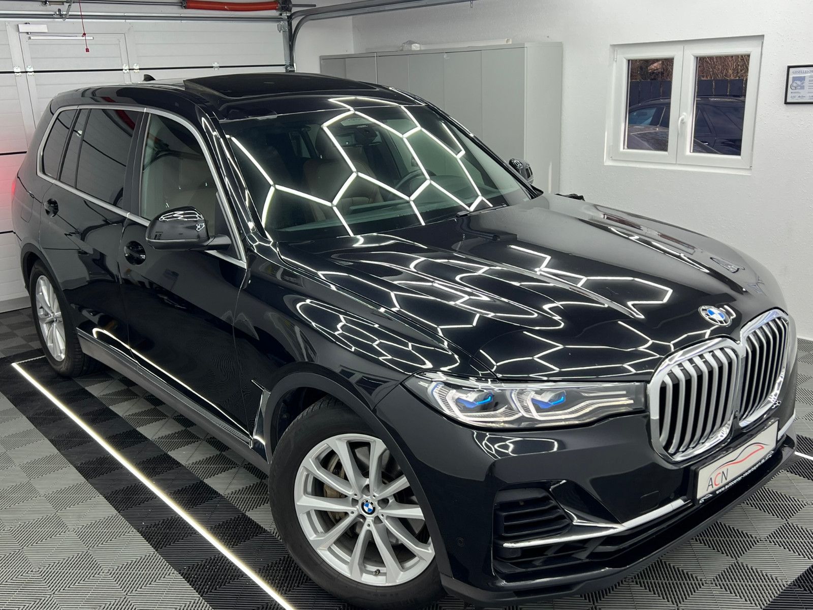 Fahrzeugabbildung BMW X7 xDrive 30d/AHK/B&W/SKYLOUNGE/MASSAGE/7-SITZER