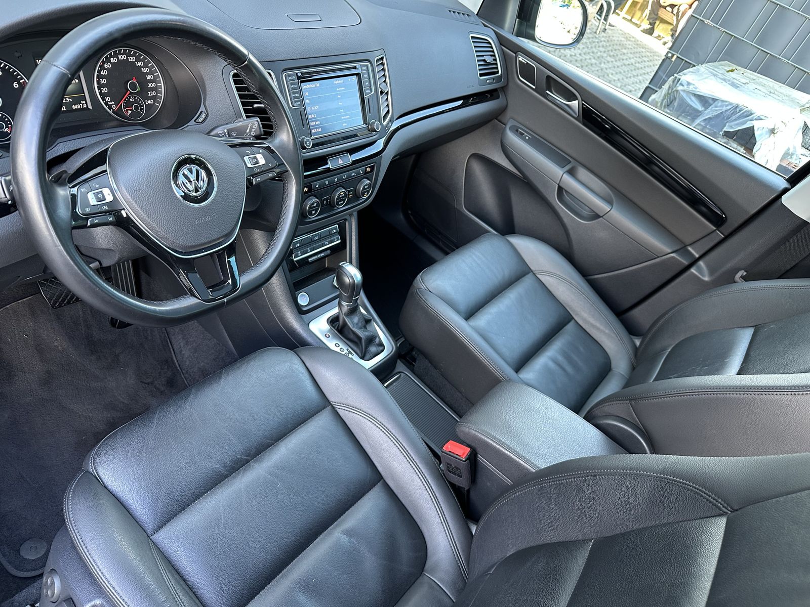 Fahrzeugabbildung Volkswagen Sharan 1.4 TSI DSG 7-Sitzer HL NAV+XEN+AHK+PANO