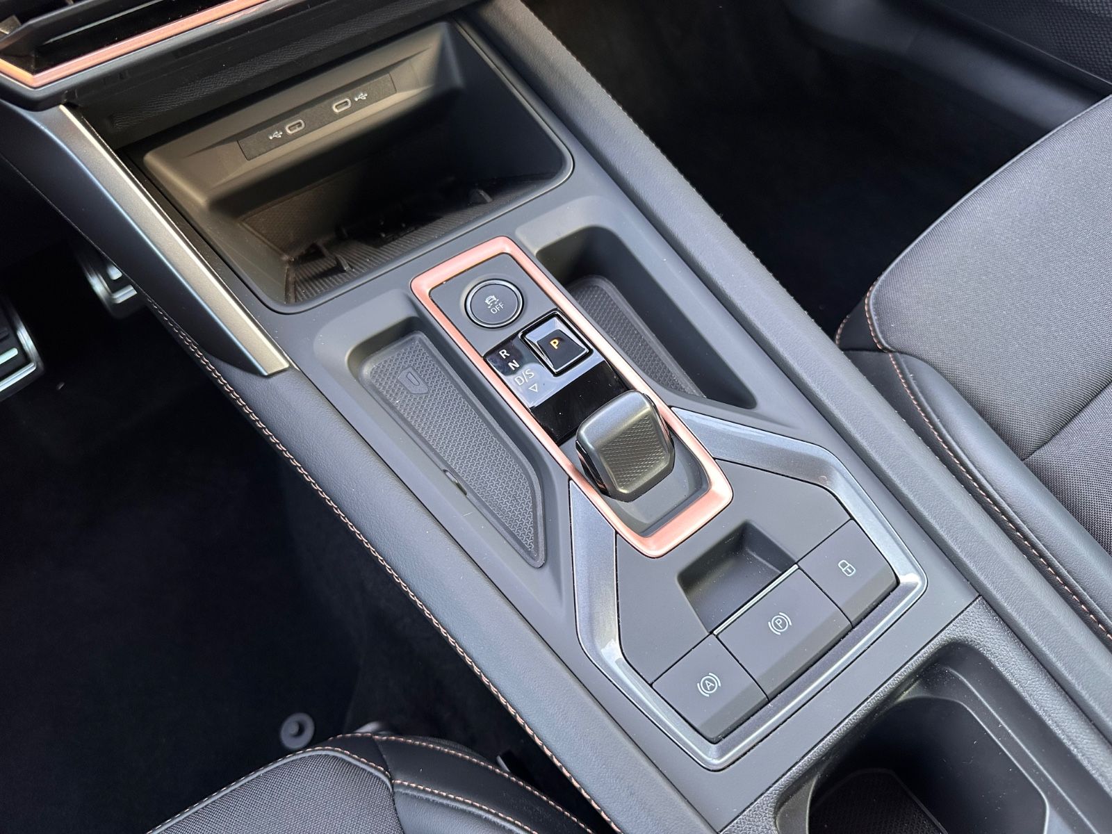 Fahrzeugabbildung CUPRA Formentor 1.5 eTSI DSG Pano/AHK/ACC/APP/LED/SHZG
