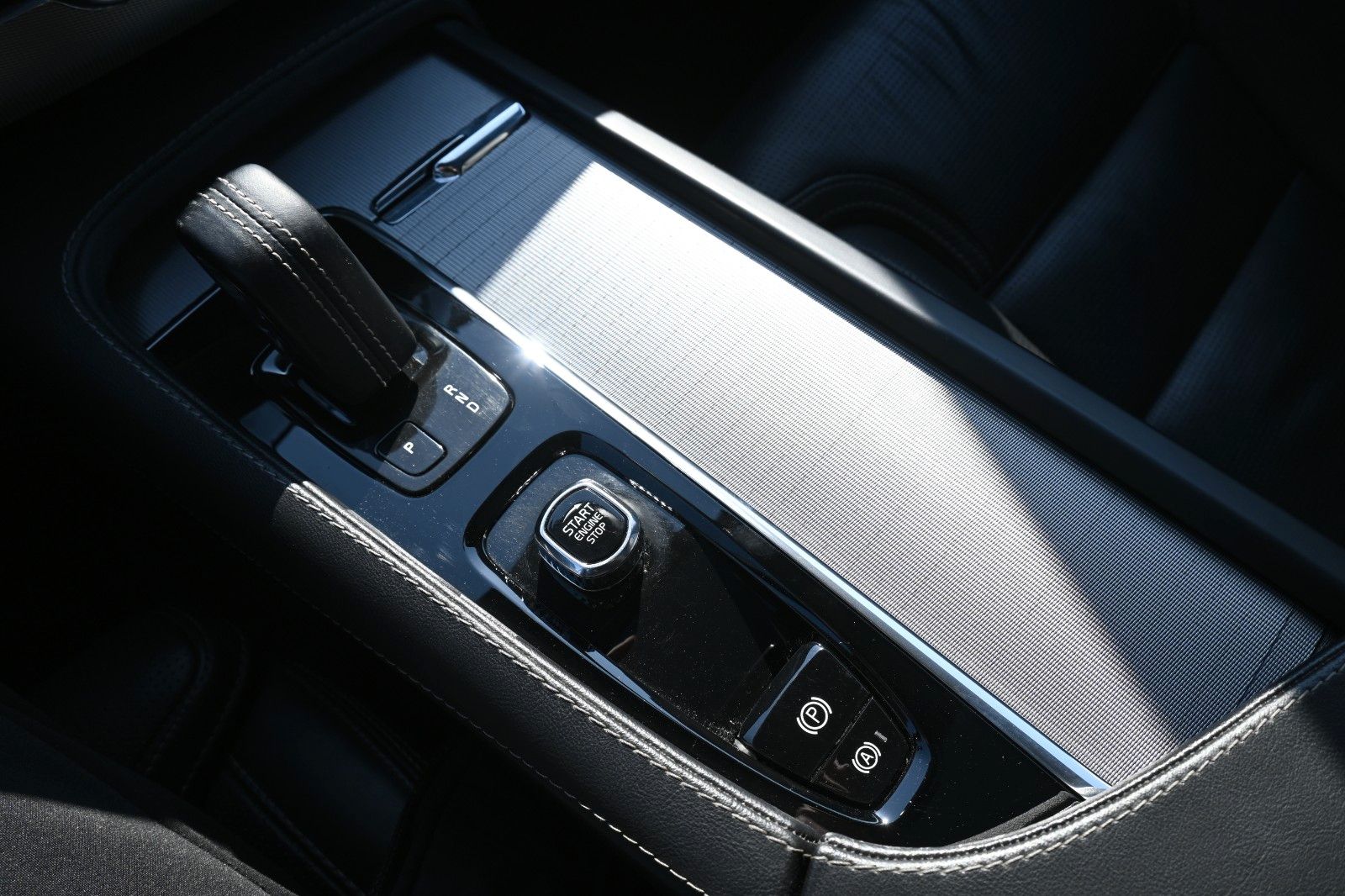 Fahrzeugabbildung Volvo XC90 R Design RC T8 Plug-In Hyb.AWD*LUFT*AHK*LED