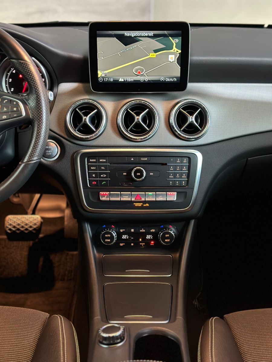 Fahrzeugabbildung Mercedes-Benz CLA 220 ShootingBrake*Black-Pa*4Matic*LED *Ambi