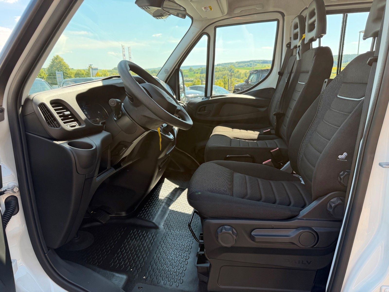 Fahrzeugabbildung Iveco Daily 35S16 H 3.0L A8 *Automatik*AHK*7-Sitze*