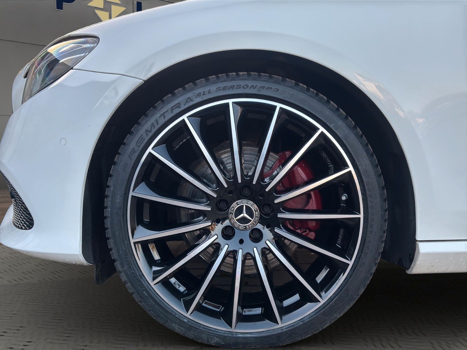 Fahrzeugabbildung Mercedes-Benz E 220d Lim. Pano/Widescreen/Kamera/MBeam