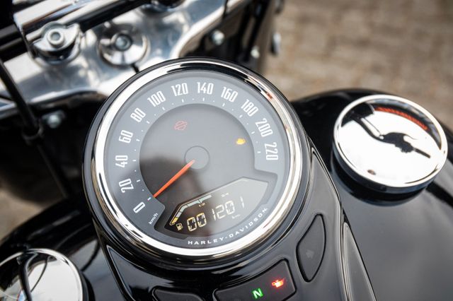 Fahrzeugabbildung Harley-Davidson Softail Heritage 114 FLHCS - DEFIANCE KOLLEKTION