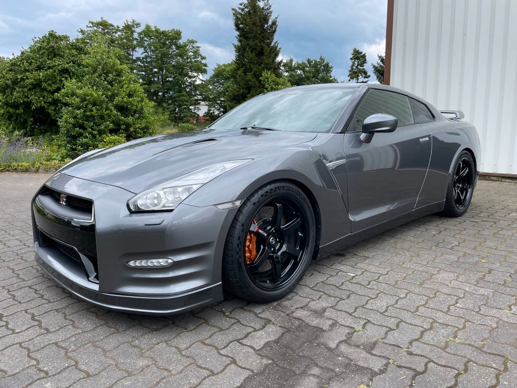 NISSAN GT-R