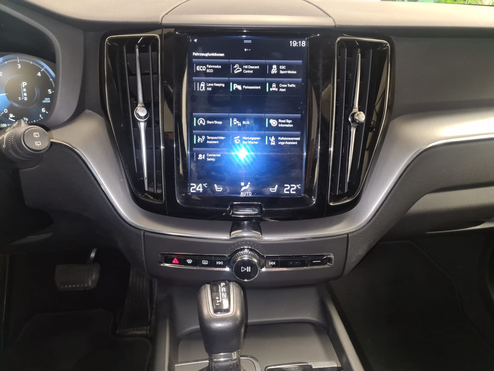 Fahrzeugabbildung Volvo XC60 Momentum AWD/NAVI/KLIMA/LEDER/GARANTIE