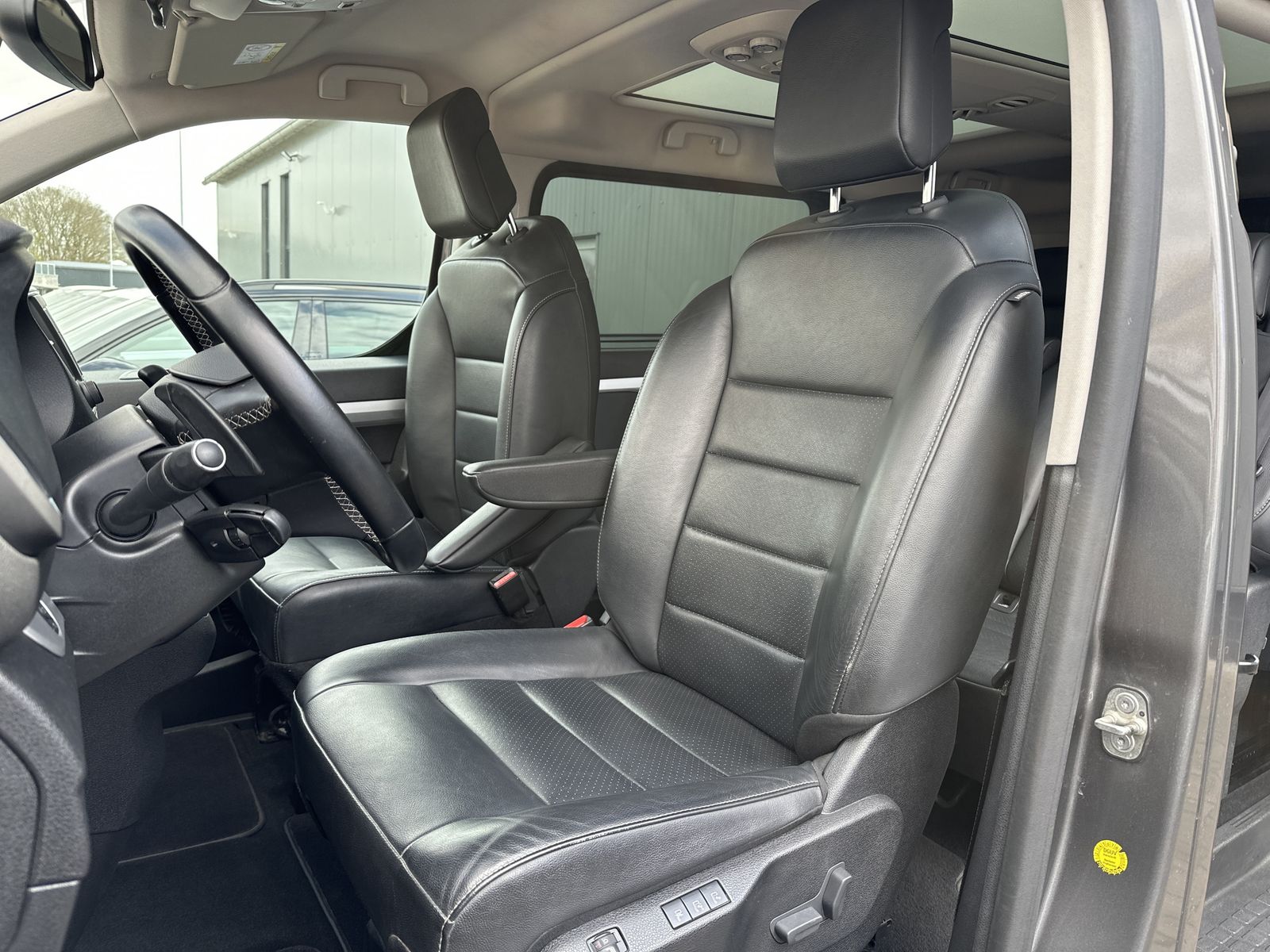 Fahrzeugabbildung Opel Zafira Life 2.0 D Aut. BlackEd. NAV+XEN+PANORAMA