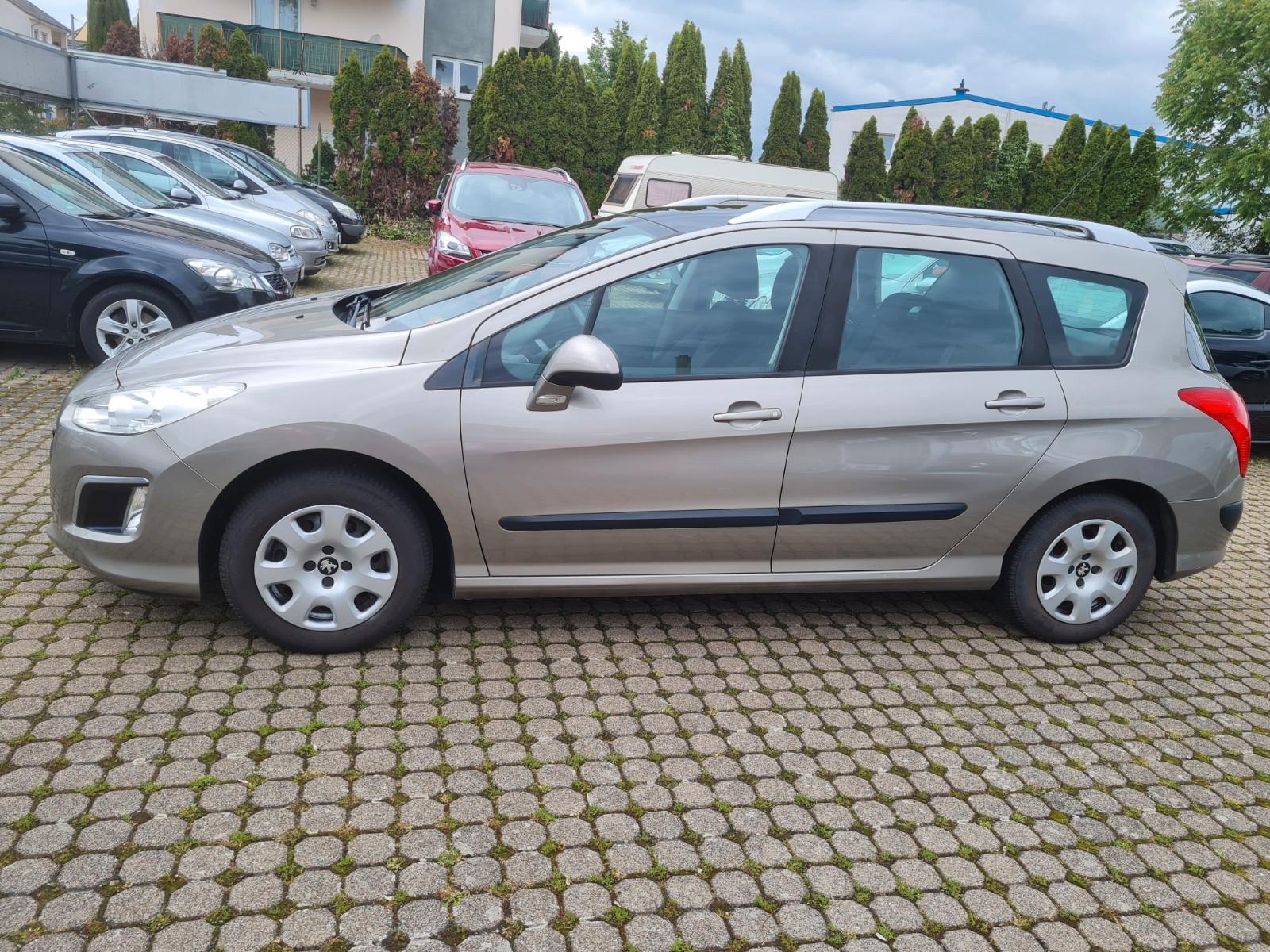 Peugeot 308 2011 — салон