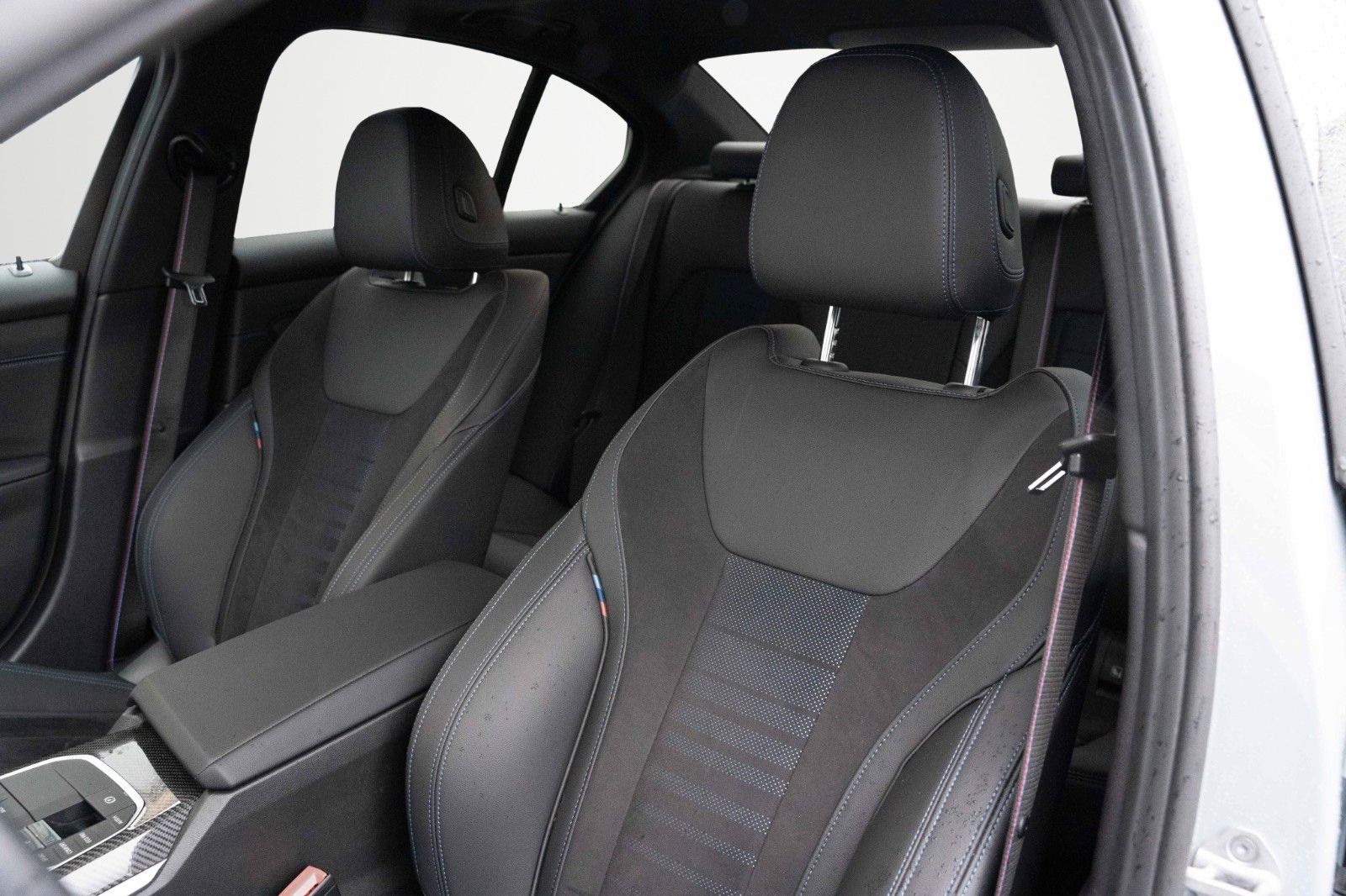 Fahrzeugabbildung BMW 330i M SPORT CARBON H&K LED PANO 19" PERFORMANCE