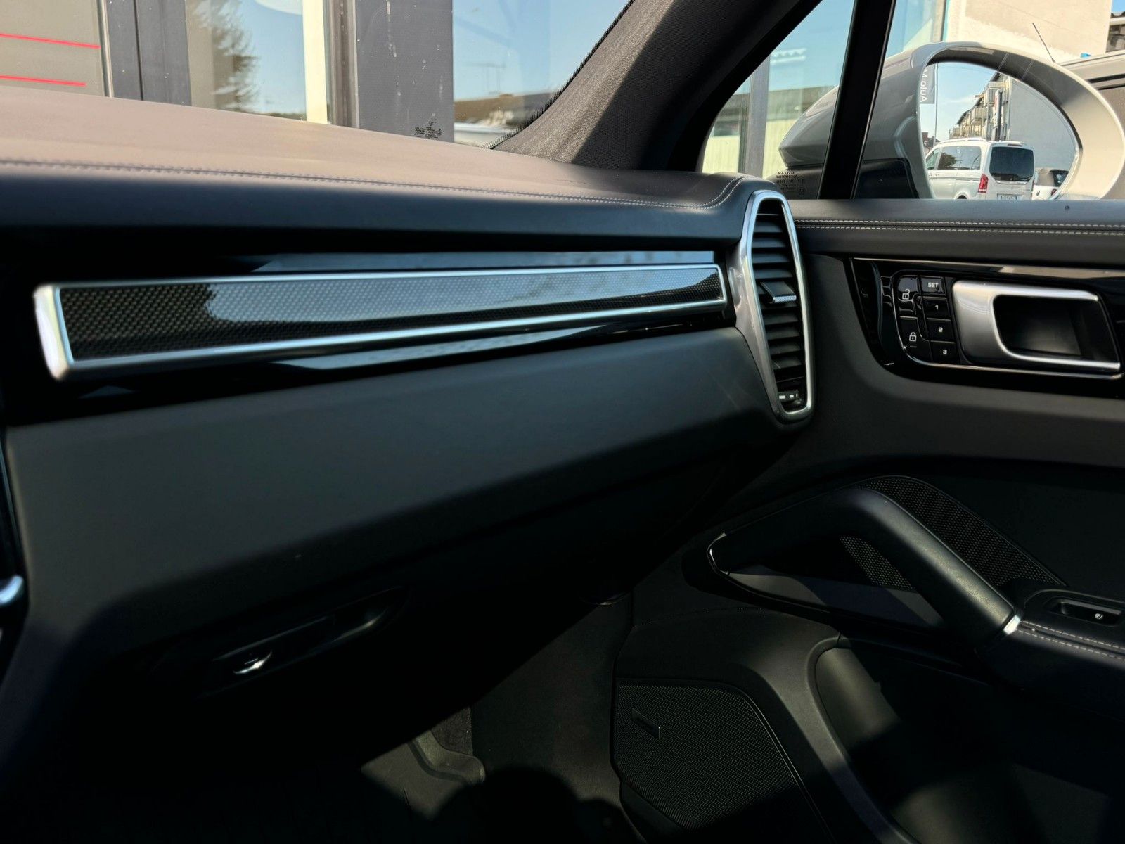Fahrzeugabbildung Porsche Cayenne E-Hybrid*Approved11/27*Pano*Allradlenk*