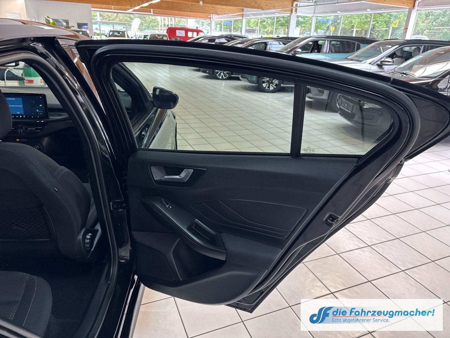 Fahrzeugabbildung Ford Focus ST-Line Navi LED ACC Apple CarPlay Android
