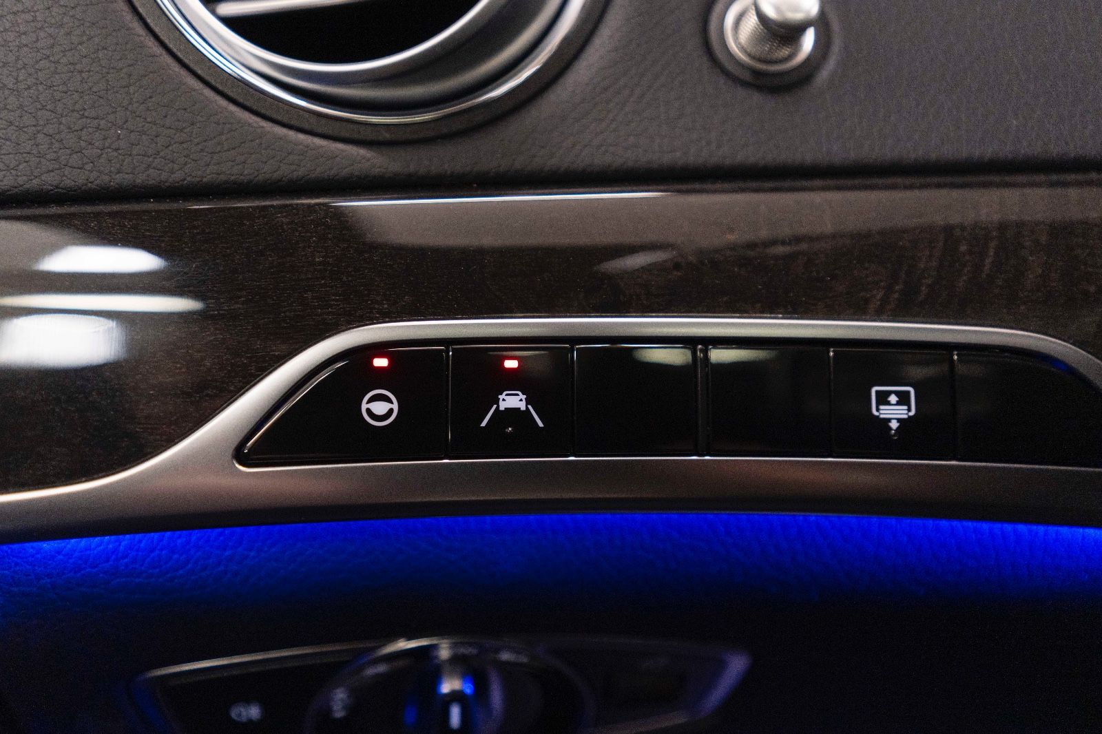 Fahrzeugabbildung Mercedes-Benz S 560 BURMESTER MASSAGE LED HUD 360° LUFT PANO