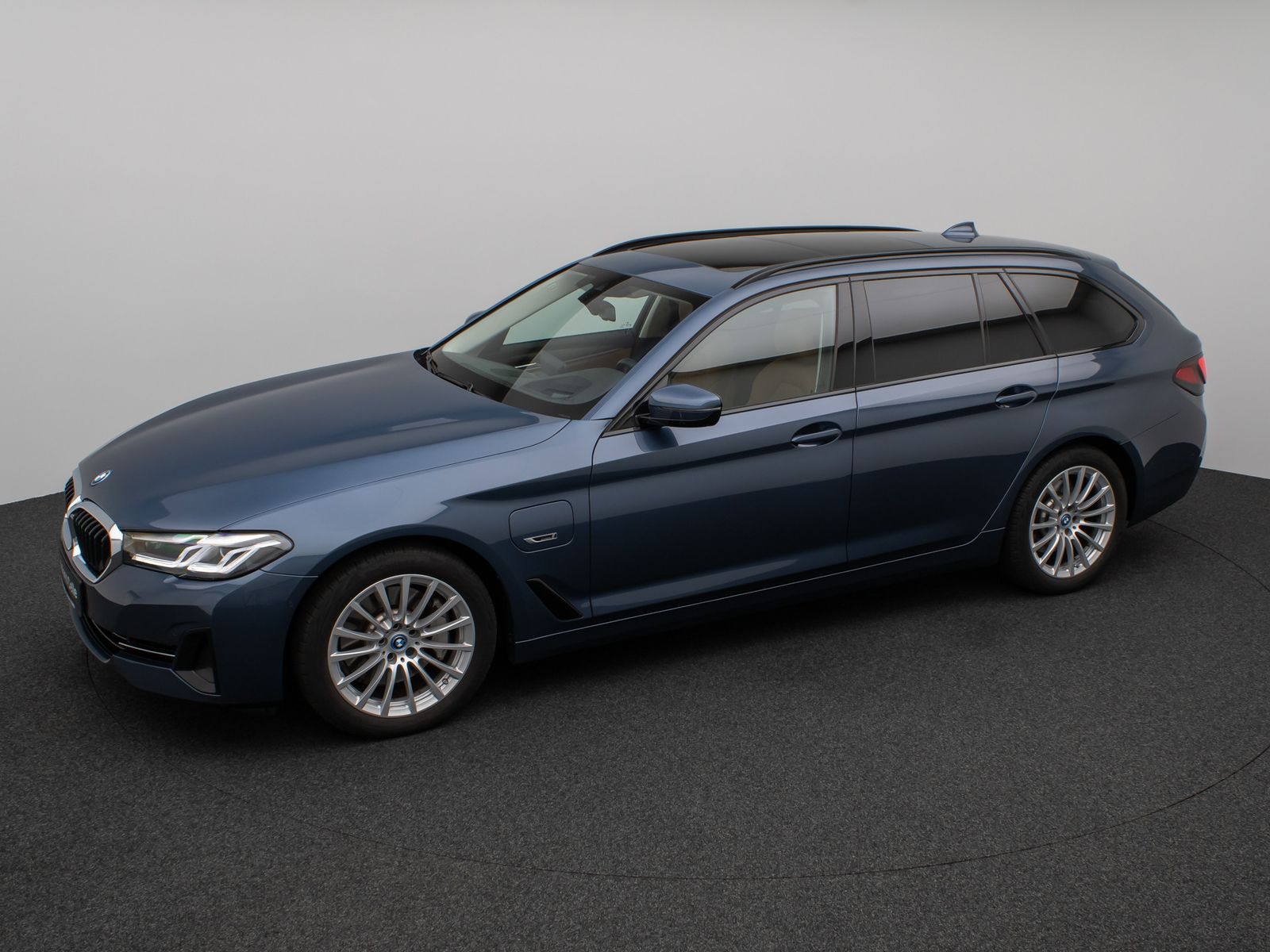 Fahrzeugabbildung BMW 530e Panorama Kamera HUD DAB HiFi Alarm Sport