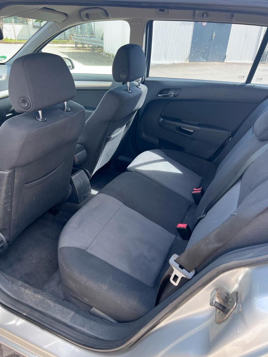 Opel Astra 2008 — photo 12